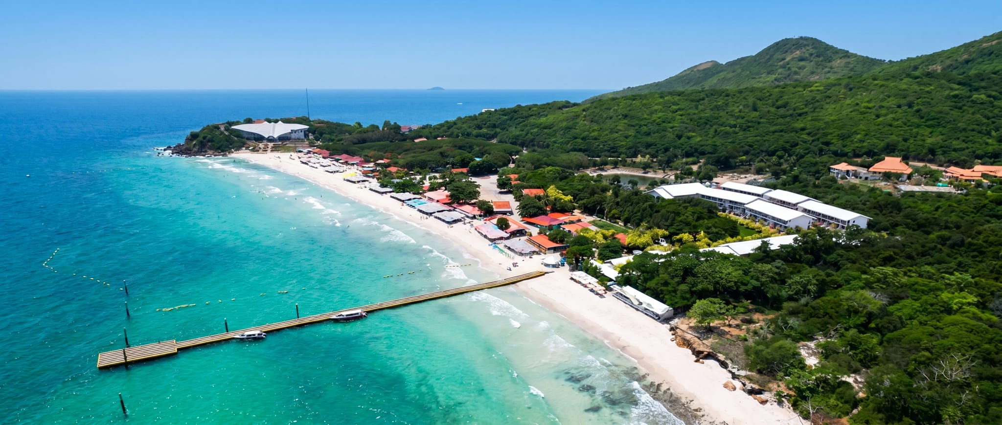 Samae Beach Koh Larn — 500m white sand beach, quiet afternoon, clear Gulf water
